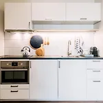 Apartment West 7 *