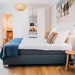 West 7 Apartment